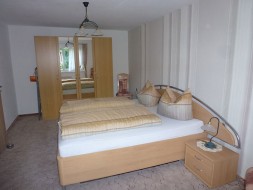 Schlafzimmer - Ferienwohnung Bradatsch Catterfeld